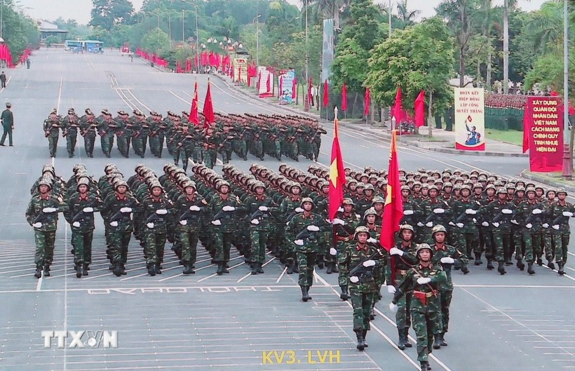 Các khối khu vực 2 tham gia hợp luyện, chuẩn bị cho Lễ kỷ niệm 80 năm Cách mạng tháng Tám và Quốc khánh 2/9 tại Hà Nội. (Ảnh: TTXVN)