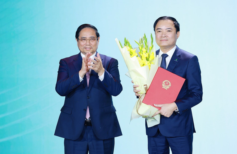 Thủ tướng Phạm Minh Chính trao Quyết định bổ nhiệm ông Lê Ngọc Sơn, Tổng Giám đốc Tập đoàn Công nghiệp-Năng lượng Quốc gia Việt Nam giữ chức Chủ tịch HĐTV của Tập đoàn. (Ảnh: Dương Giang/TTXVN)