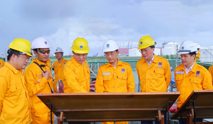 Lãnh đạo Petrovietnam kiểm tra hoạt động tại Kho cảng LNG Thị Vải. (Ảnh: PV/Vietnam+)