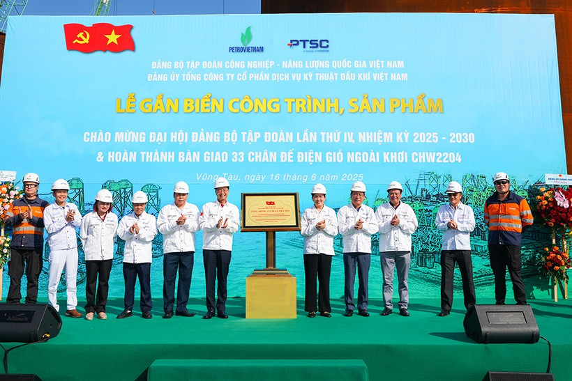 Lãnh đạo Đảng uỷ Chính phủ, lãnh đạo Petrovietnam; đại diện chủ đầu tư Orsted (Đan Mạch) và đại diện lãnh đạo PTSC thực hiện nghi thức gắn biển công trình. (Ảnh: PV/Vietnam+)