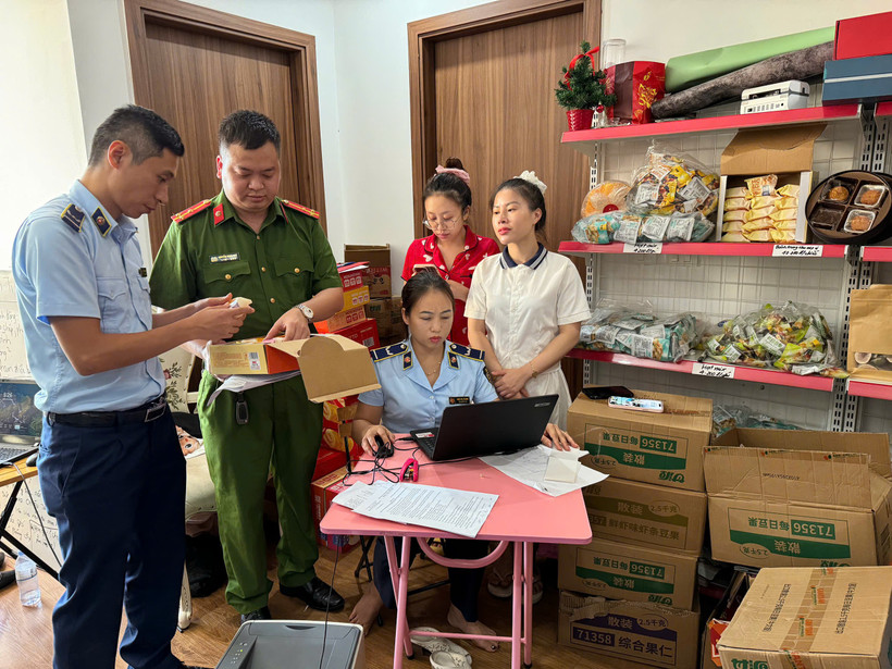 Lực lượng Quản lý thị trường tỉnh Quảng Ninh phối hợp với Công an tỉnh kiểm tra một điểm livestream bán hàng trực tuyến. (Ảnh: PV/Vietnam+)