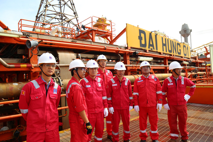 Chủ tịch Hội đồng thành viên PVEP Trương Quốc Lâm kiểm tra hoạt động tại giàn Đại Hùng-01. (Ảnh: PV/Vietnam+)