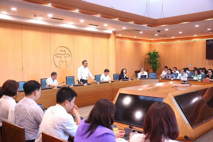 Ông Trần Sỹ Thanh chủ trì cuộc họp Tổ công tác chỉ đạo, hướng dẫn công tác sắp xếp đơn vị hành chính cấp xã trên địa bàn thành phố Hà Nội. (Ảnh: UBND Hà Nội)