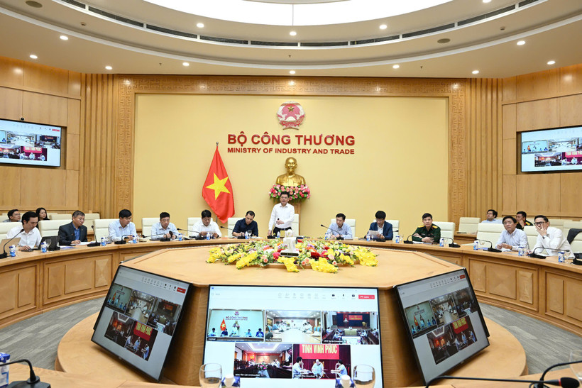 Bộ trưởng Nguyễn Hồng Diên chủ trì cuộc họp về tình hình thực hiện Dự án đường dây 500kV Lào Cai-Vĩnh Yên. (Ảnh: Đức Duy/Vietnam+)