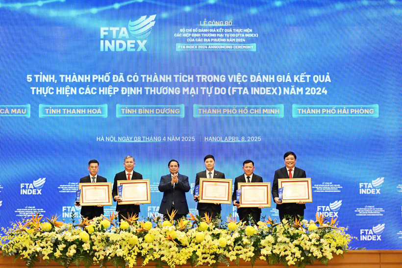 Thủ tướng Chính phủ Phạm Minh Chính tặng Bằng khen cho các tỉnh, thành phố có thành tích trong việc đánh giá kết quả thực hiện các FTA năm 2024. (Ảnh: Đức Duy/Vietnam+)