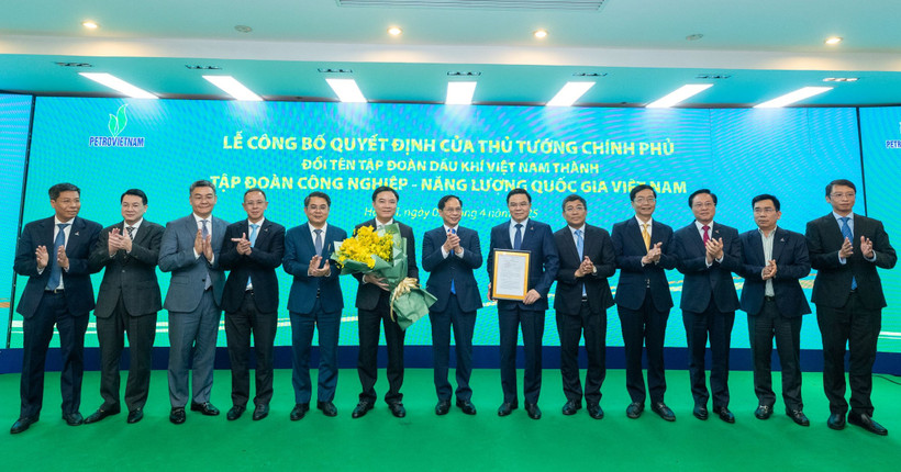 Phó Thủ tướng Bùi Thanh Sơn cùng Ban lãnh đạo Petrovietnam tại lễ công bố Quyết định đổi tên Tập đoàn Dầu khí Việt Nam. (Ảnh: PV/Vietnam+)