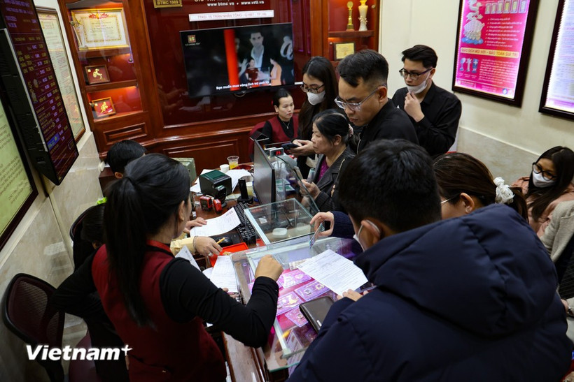 Người dân mua vàng tại khu vực Hà Nội. (Ảnh: PV/Vietnam+)