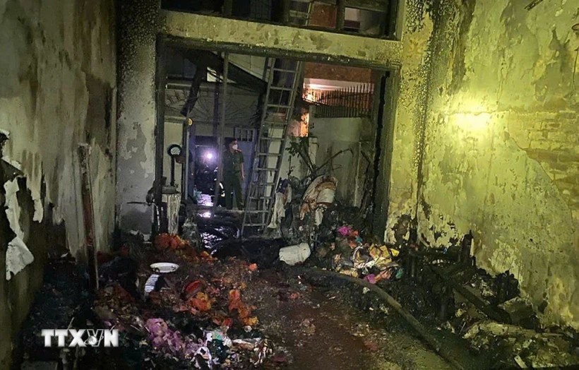 Hiện trường vụ cháy tại tầng 1 của ngôi nhà. (Ảnh: TTXVN phát)