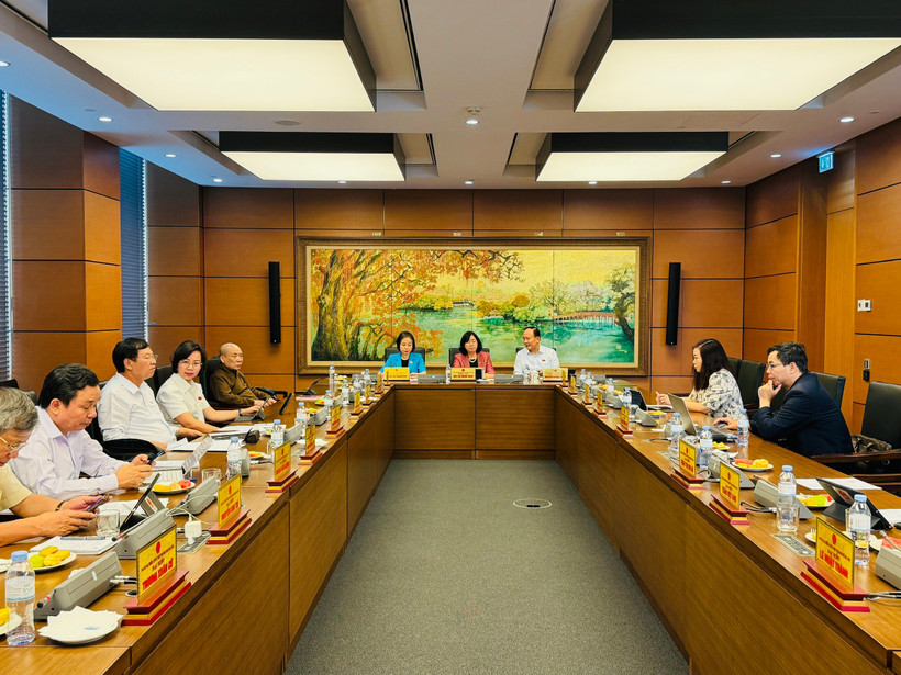 Đại biểu Quốc hội đoàn Hà Nội thảo luận ở tổ về cơ chế, chính sách đặc thù phát triển nhà ở xã hội. (Ảnh: Đức Duy/Vietnam+)