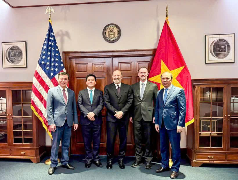 Chiều 12/6, tại Hoa Kỳ Bộ trưởng Nguyễn Hồng Diên đã có phiên đàm phán với Bộ trưởng Bộ Thương mại Hoa Kỳ Howard Lutnick và Đại sứ Jamieson Greer, Trưởng Đại diện Thương mại Hoa Kỳ. (Ảnh: PV/Vietnam+)