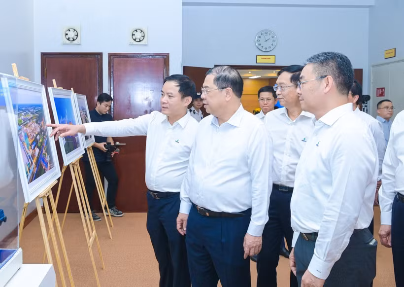 Chủ tịch Hội đồng thành viên Petrovietnam Lê Ngọc Sơn giới thiệu với Phó Thủ tướng Thường trực Phạm Gia Túc về những công trình, dự án nổi bật của Petrovietnam. (Ảnh: CTV)