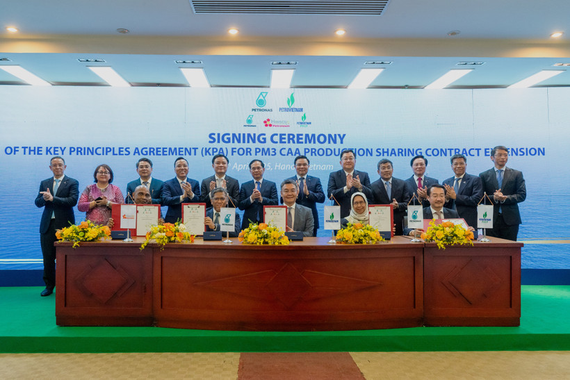 Lễ ký thỏa thuận nguyên tắc chính hợp đồng Dầu khí Lô PM3 CAA giữa Tập đoàn Công nghiệp-Năng lượng Quốc gia Việt Nam (Petrovietnam) và Tập đoàn Dầu khí Quốc gia Malaysia (Petronas). (Ảnh: Đức Duy/Vietnam+)