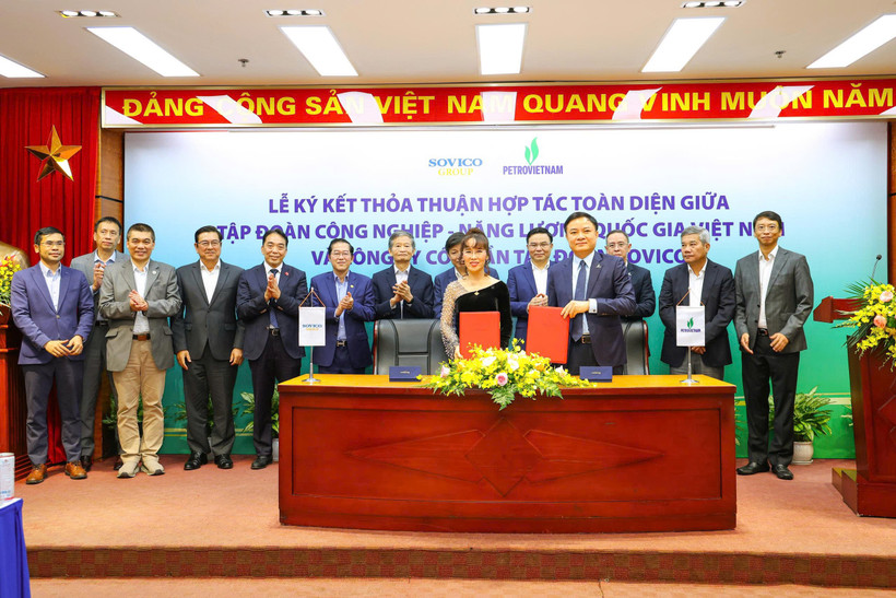 Tổng Giám đốc Petrovietnam Lê Ngọc Sơn và Chủ tịch Hội đồng quản trị SOVICO Nguyễn Thị Phương Thảo ký kết thoả thuận hợp tác toàn diện. (Ảnh: PV/Vietnam+)