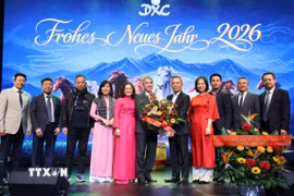 Đại sứ Việt Nam tại Đức, Nguyễn Đắc Thành, cùng Phu nhân và các cán bộ Đại sứ quán Việt Nam tặng hoa ông Nguyễn Văn Hiền, Tổng Giám đốc, và Ban lãnh đạo Trung tâm thương mại Đồng Xuân. (Ảnh: Thu Hằng/TTXVN)