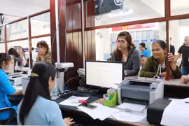 Người dân liên hệ bộ phận một cửa giải quyết các vấn đề liên quan hộ tịch ở phường Nha Trang, tỉnh Khánh Hòa trong ngày làm việc đầu tiên của chính quyền 2 cấp. (Ảnh: Phan Sáu/TTXVN)