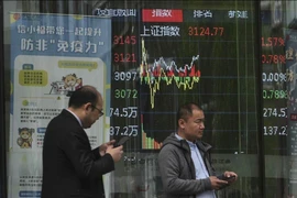 Giao dịch viên tại Sàn chứng khoán New York, Mỹ. (Ảnh: AFP/TTXVN)