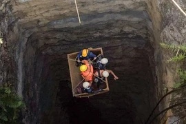 Công tác cứu hộ được tiến hành tại mỏ than bị ngập nước ở Dima Hasao, bang Assam, Ấn Độ. (Ảnh: ANI/TTXVN)