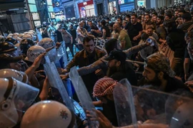 Những người biểu tình đụng độ với cảnh sát chống bạo động Thổ Nhĩ Kỳ. (Nguồn: AFP/Getty Images)