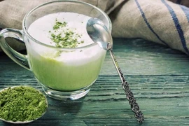 Nhờ sử dụng toàn bộ lá trà, matcha có hàm lượng caffeine và chất chống ôxy hóa cao hơn đáng kể so với trà xanh thông thường. (Nguồn: Healthline)