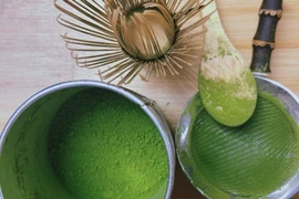 Khi uống matcha, bạn tiêu thụ trực tiếp cả lá trà (dưới dạng bột), thay vì chỉ uống phần nước ngâm từ lá như trà truyền thống. (Nguồn: Vietnam+)
