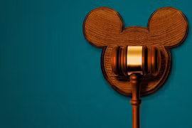Theo Ủy ban Thương mại Liên bang Mỹ, Disney đã không gắn nhãn một số video trên YouTube là “dành cho trẻ em” khi đăng tải lên nền tảng. (Nguồn: Axios)