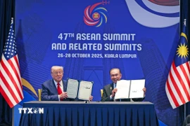 Thủ tướng Anwar Ibrahim và Tổng thống Mỹ Donald Trump tại lễ ký thảo thuận thương mại song phương. (Nguồn: Bernama)