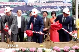 Các đại biểu Việt Nam và Lào thực hiện nghi lễ xúc cát để khởi công Dự án xây dựng Đài phát thanh-phát hình tỉnh Huaphanh. (Nguồn: TTXVN phát)