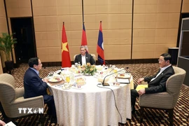 Thủ tướng Phạm Minh Chính cùng Thủ tướng Campuchia Hun Manet và Thủ tướng Lào Sonexay Siphandone ăn sáng, làm việc. (Ảnh: Dương Giang/TTXVN)