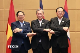 Thủ tướng Phạm Minh Chính cùng Thủ tướng Campuchia Hun Manet và Thủ tướng Lào Sonexay Siphandone. (Ảnh: Dương Giang/TTXVN)