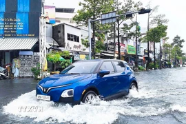Nhiều phương tiện di chuyển trong dòng nước lớn sau mưa. (Ảnh: Chanh Đa/TTXVN)
