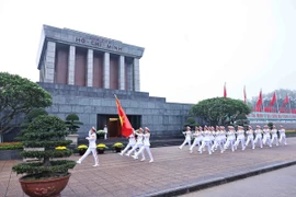 Đội tiêu binh diễu hành trước cửa Lăng Chủ tịch Hồ Chí Minh. (Ảnh: Minh Đức/TTXVN)