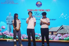 Học sinh, sinh viên kiều bào tham gia phần thi giao lưu tiếng Việt. (Ảnh: Trịnh Duy Hưng/TTXVN)