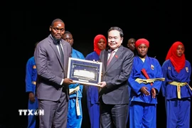 Chủ tịch Quốc hội Trần Thanh Mẫn tặng quà lưu niệm cho Liên đoàn Vovinam Senegal. (Ảnh: Doãn Tấn/TTXVN)
