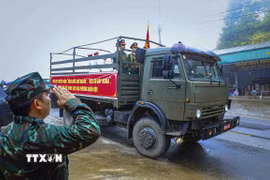 Chuyến xe đặc biệt chở hai hài cốt liệt sỹ rời Đèo Pha Đin về với Nghĩa trang Liệt sỹ quốc gia Độc Lập. (Ảnh: Xuân Tư/TTXVN)