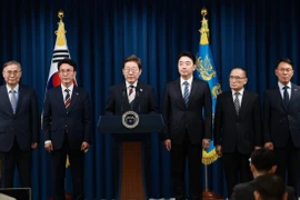 Tân Tổng thống Hàn Quốc Lee Jae Myung (thứ 3, trái) cùng các nhân sự nội các mới được đề cử. (Ảnh: Yonhap/TTXVN)