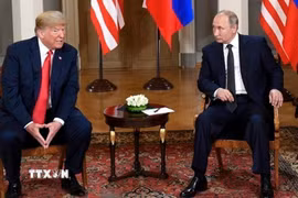 Tổng thống Nga Vladimir Putin (phải) và người đồng cấp Mỹ Donald Trump trong cuộc gặp tại Helsinki, Phần Lan ngày 16/7/2018. (Nguồn: THX/TTXVN)