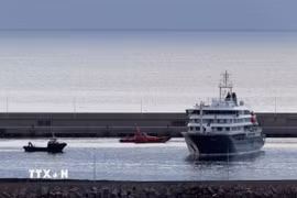 Tàu du lịch MV Hondius tại cảng Granadilla ở Tenerife, Tây Ban Nha, ngày 10/5/2026. (Ảnh: THX/TTXVN)