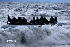 Người di cư trên trên thuyền ở ngoài khơi đảo Lesbos, Hy Lạp. (Nguồn: THX/TTXVN)