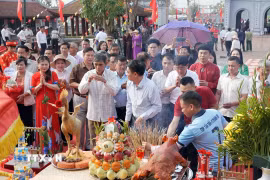 Từ ngày 24/3-26/3/2026, tại phường Thành Sen, tỉnh Hà Tĩnh diễn ra lễ hội Văn Miếu năm 2026. Lễ hội được tổ chức thường niên nhằm tôn vinh đạo học, tri ân các bậc hiền tài, đồng thời góp phần bảo tồn, phát huy giá trị văn hóa truyền thống của địa phương, thu hút đông đảo nhân dân và du khách tham gia. Ảnh: Hữu Quyết - TTXVN