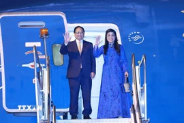 Thủ tướng Phạm Minh Chính và Phu nhân Lê Thị Bích Trân tại sân bay quân sự Galeao, Rio de Janeiro (Brazil). (Ảnh: Dương Giang/TTXVN)