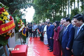Thủ tướng Phạm Minh Chính và Phu nhân cùng Đoàn đại biểu cấp cao Việt Nam dâng hoa tưởng nhớ Chủ tịch Hồ Chí Minh tại biển kỷ niệm mang tên Người. (Ảnh: Dương Giang/TTXVN)