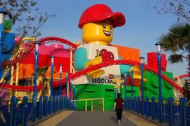 Công viên giải trí Legoland đầu tiên tại Trung Quốc đã chính thức mở cửa vào sáng 5/7 tại Thượng Hải, là công viên Legoland thứ 11 trên thế giới. (Nguồn: Nikkei)