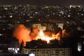 Khói lửa bốc lên sau vụ không kích của Israel tại Beirut, Liban, ngày 5/6/2025. (Ảnh: THX/TTXVN)