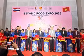 Tổng lãnh sự Việt Nam tại Khon Kaen Đinh Hoàng Linh cùng đại diện doanh nghiệp, Việt kiều cắt băng khai mạc triển lãm. (Ảnh: TTXVN phát)