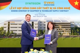 Bà Trần Thị Hồng Thủy, Giám đốc Nhà máy Vaccine và Sinh phẩm VNVC và ông Florian Blobel, Giám đốc Kinh doanh Syntegon Pharma Liquid khu vực châu Á-Thái Bình Dương ký kết hợp tác. (Ảnh: Thế Vinh/Vietnam+)