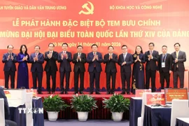 Chiều 14/1/2026, tại Trung tâm Hội nghị quốc gia, Ban Tuyên giáo và Dân vận Trung ương phối hợp với Bộ Khoa học và Công nghệ tổ chức Lễ phát hành đặc biệt bộ tem bưu chính "Chào mừng Đại hội đại biểu toàn quốc lần thứ XIV của Đảng." Ông Trần Cẩm Tú, Ủy viên Bộ Chính trị, Thường trực Ban Bí thư; ông Nguyễn Xuân Thắng; Ủy viên Bộ Chính trị, Chủ tịch Hội đồng Lý luận Trung ương, Giám đốc Học viện Chính trị Quốc gia Hồ Chí Minh đến dư. (Ảnh: An Đăng/TTXVN)