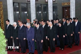 Đoàn đại biểu Ban Chấp hành Trung ương Đảng viếng Đại tướng Lê Văn Dũng. (Ảnh: Xuân Khu/TTXVN)