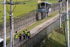 Khách du lịch đi bộ dọc tuyến đường mòn hòa bình DMZ, Paju, Hàn Quốc. (Ảnh: Yonhap/TTXVN)