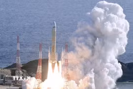 Tên lửa H3 được phóng từ Trung tâm Vũ trụ Tanegashima ở tỉnh Kagoshima, Nhật Bản ngày 22/12/2025. (Ảnh: Kyodo/TTXVN)