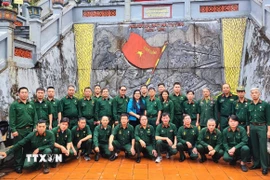 Hội Cựu chiến binh TTXVN chụp ảnh lưu niệm tại Đài tưởng niệm các Anh hùng Liệt sỹ điểm cao 468 (thôn Nặm Ngặt, xã Thanh Thủy, tỉnh Tuyên Quang). (Ảnh: Minh Tâm/TTXVN)